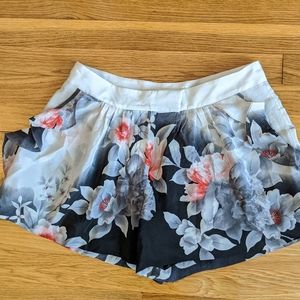 Gorgeous silk Leifsdottir/Anthro shorts, sz 4